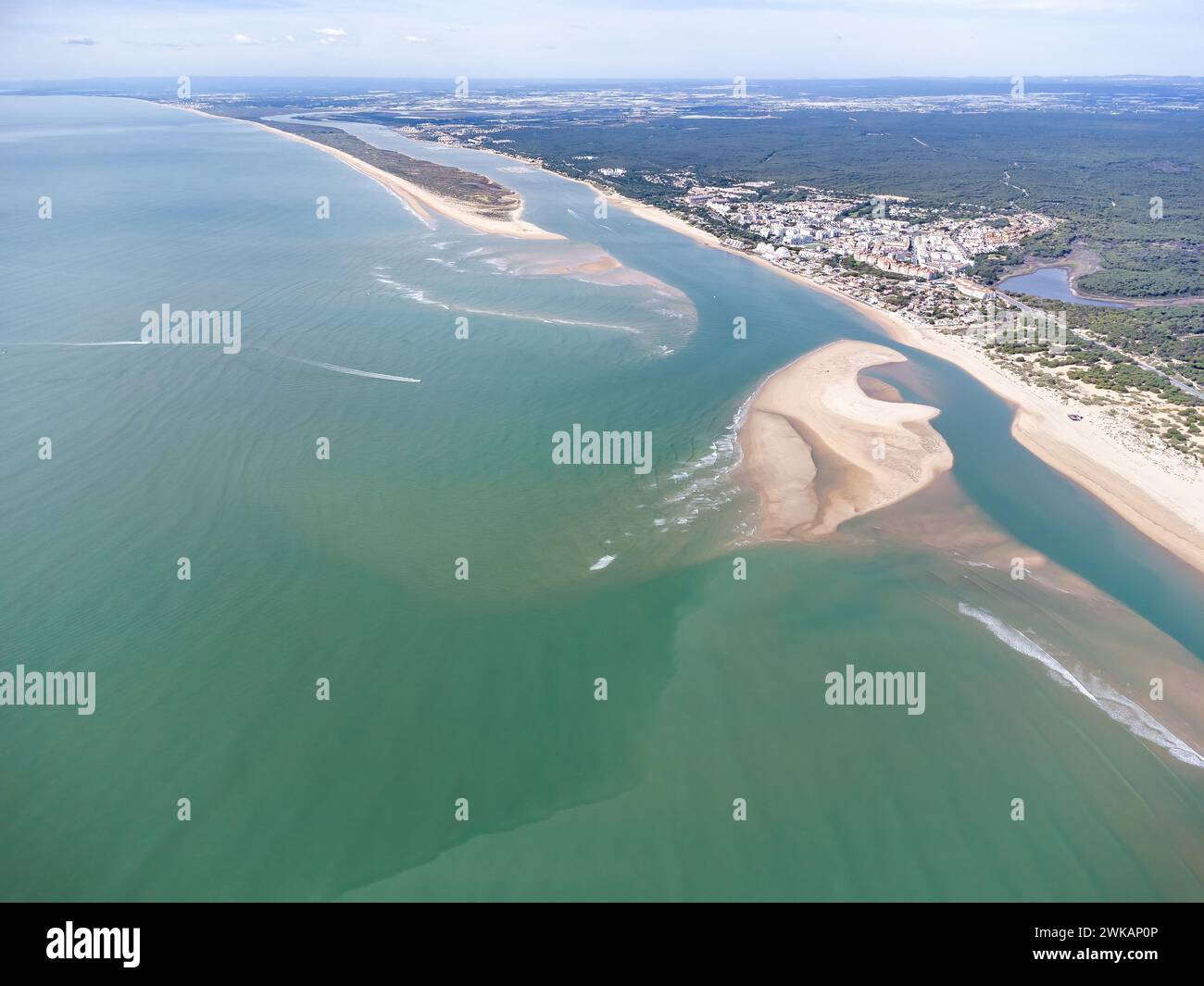 Aus der Vogelperspektive auf den Rompido Arrow (La Flecha del Rompido), eine Sandbank, die sich an den Stränden Rompido und Portil gebildet hat und bereits den Strand La Bota erreicht Stockfoto