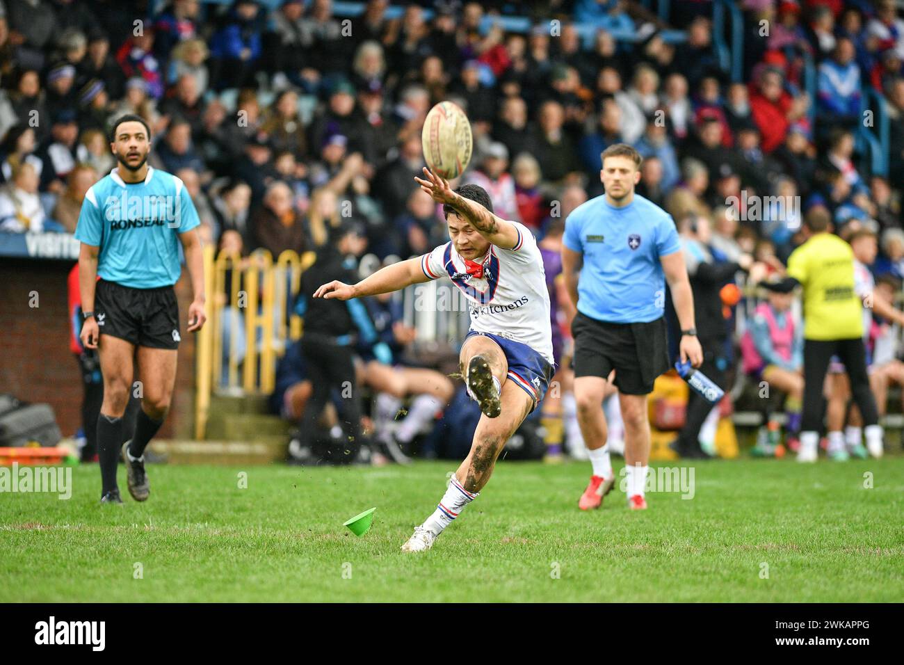 Featherstone, England - 18. Februar 2024 - Wakefield Trinity's Mason Lino tritt. Rugby League 1895 Cup, Newcastle Thunder gegen Wakefield Trinity im Millenium Stadium, Featherstone, UK Dean Williams Stockfoto