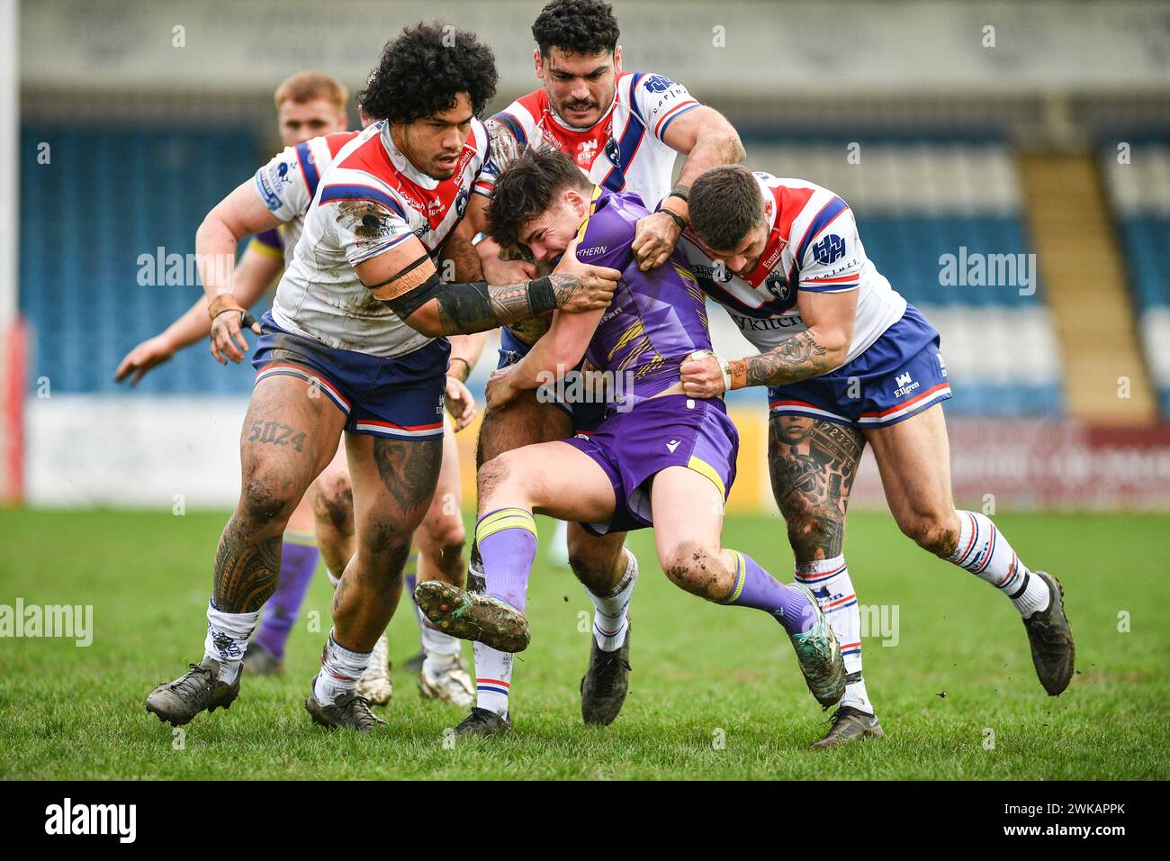 Featherstone, England - 18. Februar 2024 - Wakefield Trinity Defensive Unit. Rugby League 1895 Cup, Newcastle Thunder gegen Wakefield Trinity im Millenium Stadium, Featherstone, UK Dean Williams Stockfoto