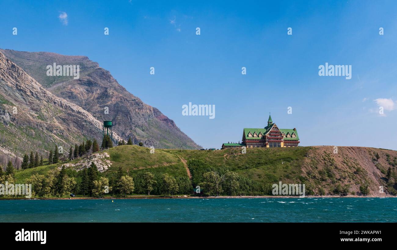 Waterton Park, Alberta Kanada - 16. JUNI 2023: Das wunderschöne Prince of Whales Hotel liegt auf einem Hügel im Waterton Lakes National Park, Alberta, Kanada Stockfoto