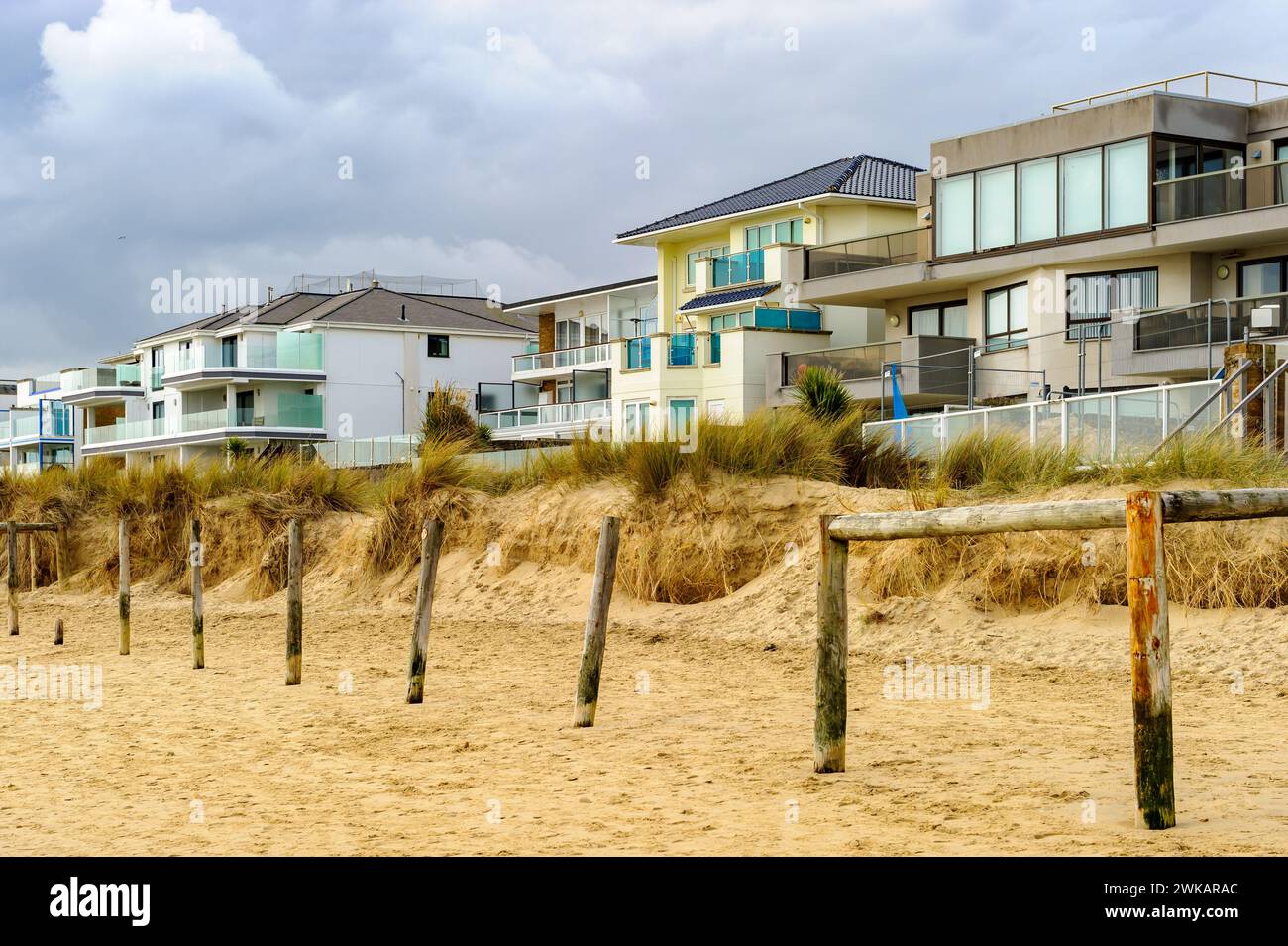 Teure Häuser am Strand bei Sandbanks, Dorset, England Stockfoto