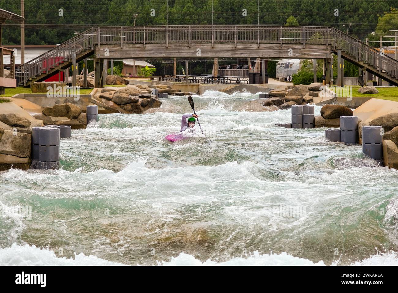 Kajakfahren im US National Whitewater Center Artificial River in Charlotte, North Carolina, USA Stockfoto