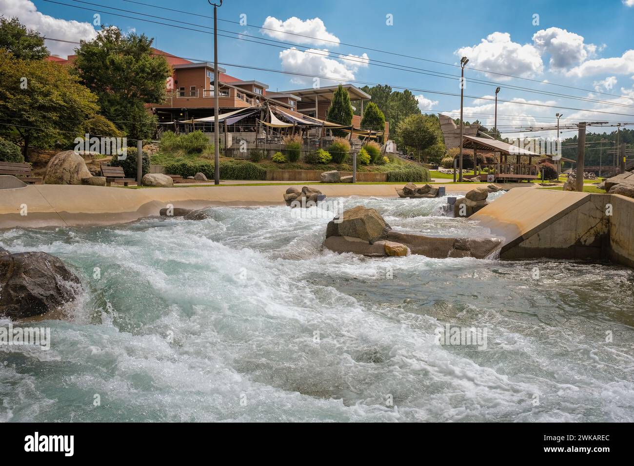 Blick auf Stromschnellen und River's Edge Restaurant an einem sonnigen Tag in Charlotte, North Carolina, USA Stockfoto