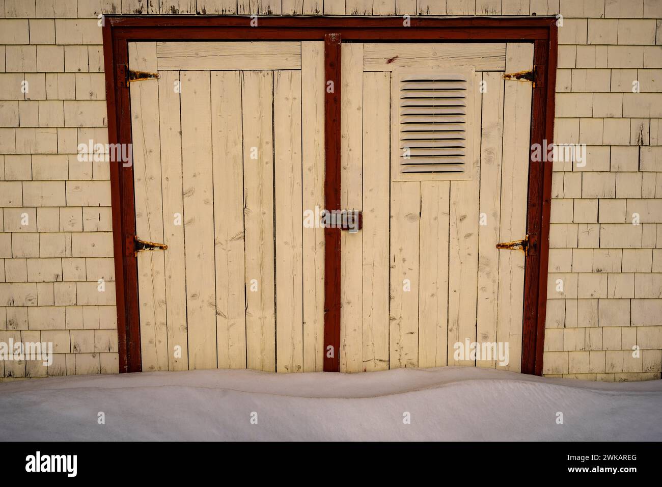 Verschlossene Schuppentür im Winter. Stockfoto