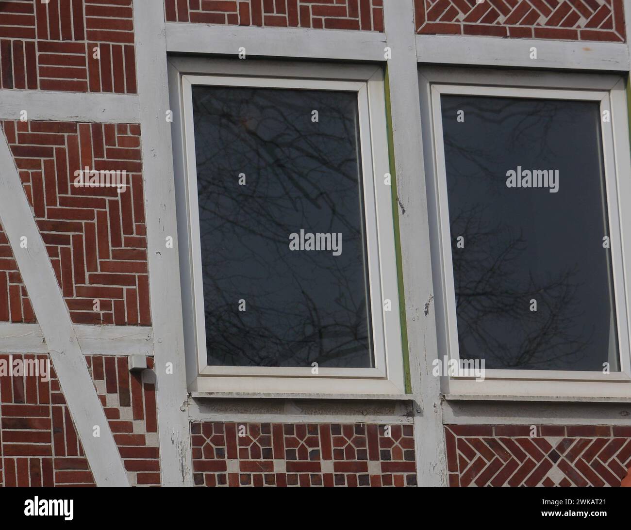 Detailansicht einer Mauer mit Fenster aus einem ländlichen Fachwerkhaus in der Altstadt bei Hamburg, rote Ziegelsteine, weiße Fugen und Holzbalken, fein Stockfoto Detailansicht einer Mauer mit Fenster aus einem ländlichen Fachwerkhaus in der Altstadt bei Hamburg, rote Ziegelsteine, weiße Fugen und Holzbalken, fein Stockfoto