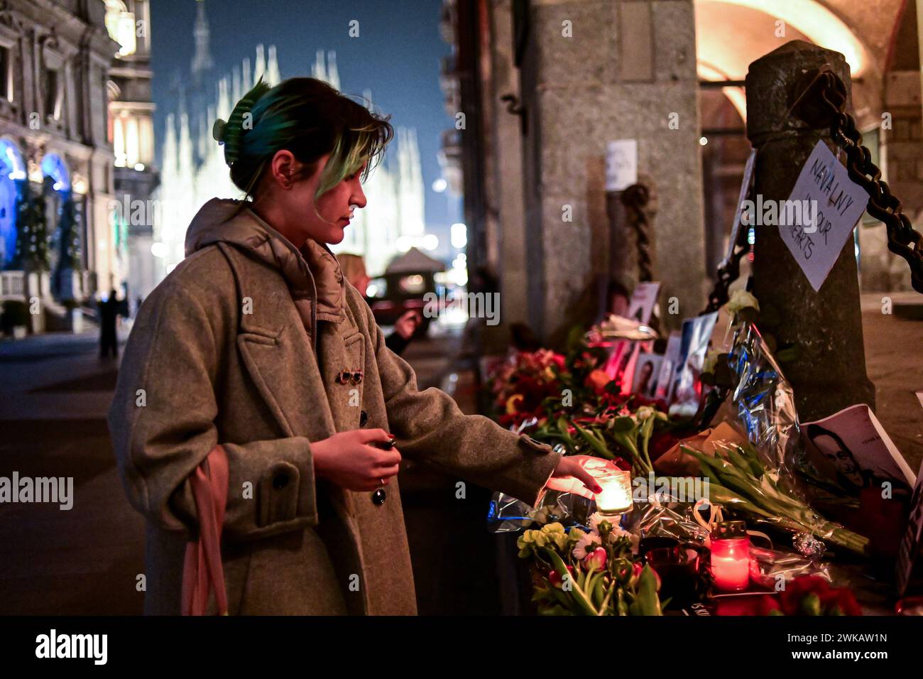 Mailand, Italien - 19. Februar 2024: Eine Frau bringt Blumen und Kerzen bei einer Mahnwache zu Ehren des verstorbenen russischen Oppositionsführers Alexej Nawalny nach seinem Tod in einem russischen Arktisgefängnis. Quelle: Piero Cruciatti/Alamy Live News Stockfoto