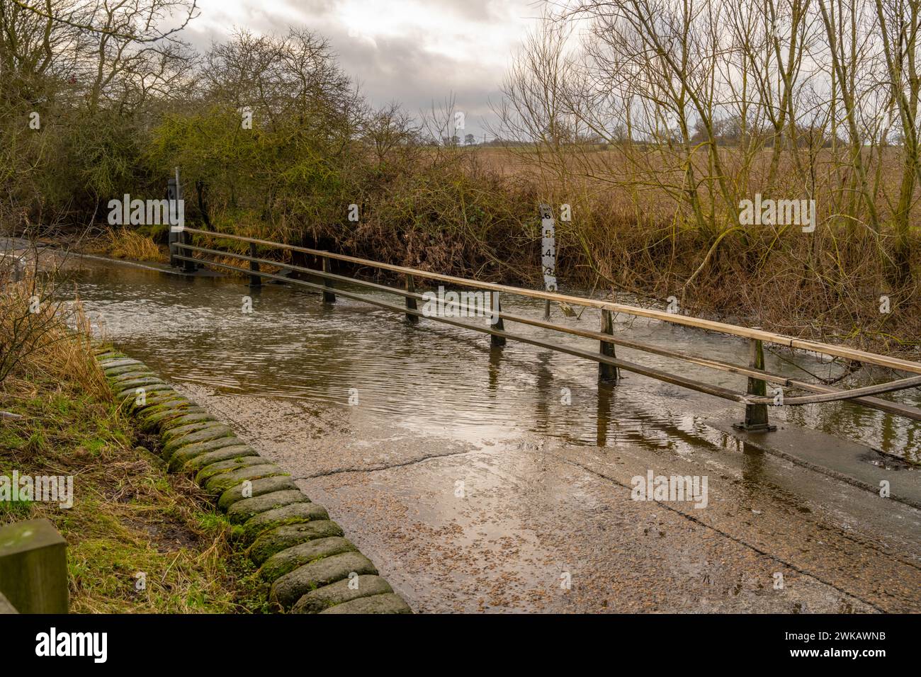 Die ford an der Buttsbury Road zwischen Billericay und Ingatestone überflutete im Frühjahr 2024 den Fluss Wid Stockfoto