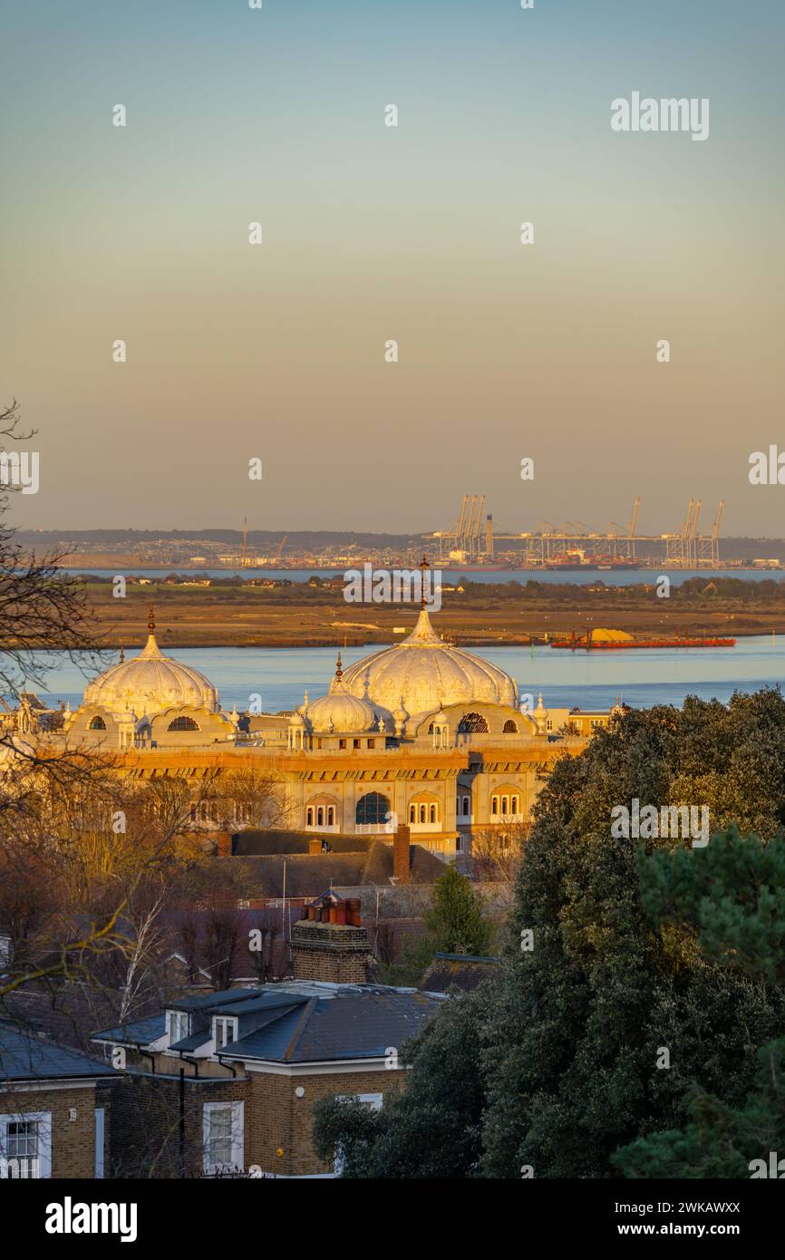 Blick in Richtung London Gateway Port bei Coryton. Mit den Kuppeln des Gravesend Gurdwara im Vordergrund. Vom Windmill Hill bei Sonnenuntergang. Stockfoto