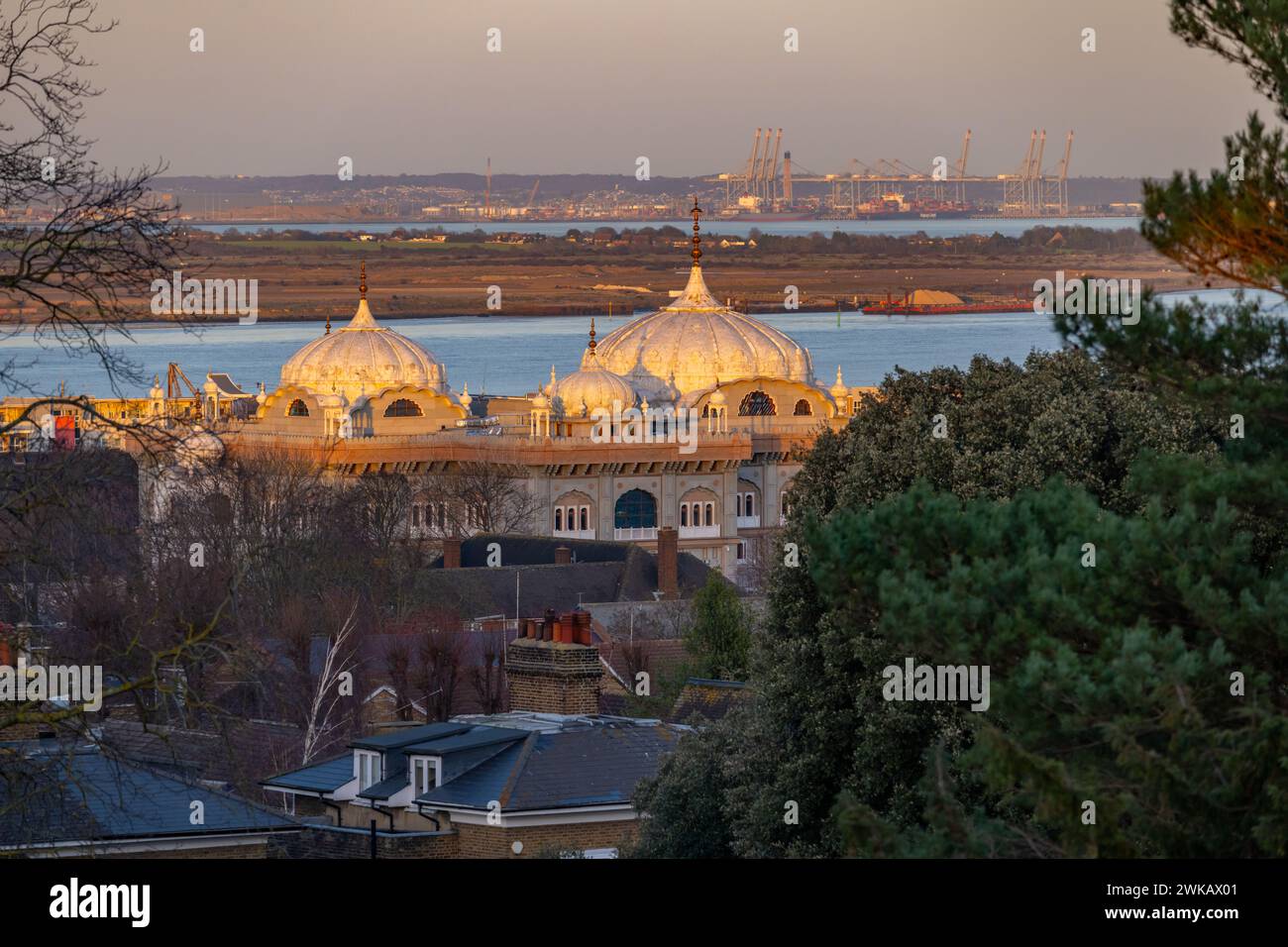 Blick in Richtung London Gateway Port bei Coryton. Mit den Kuppeln des Gravesend Gurdwara im Vordergrund. Vom Windmill Hill bei Sonnenuntergang. Stockfoto