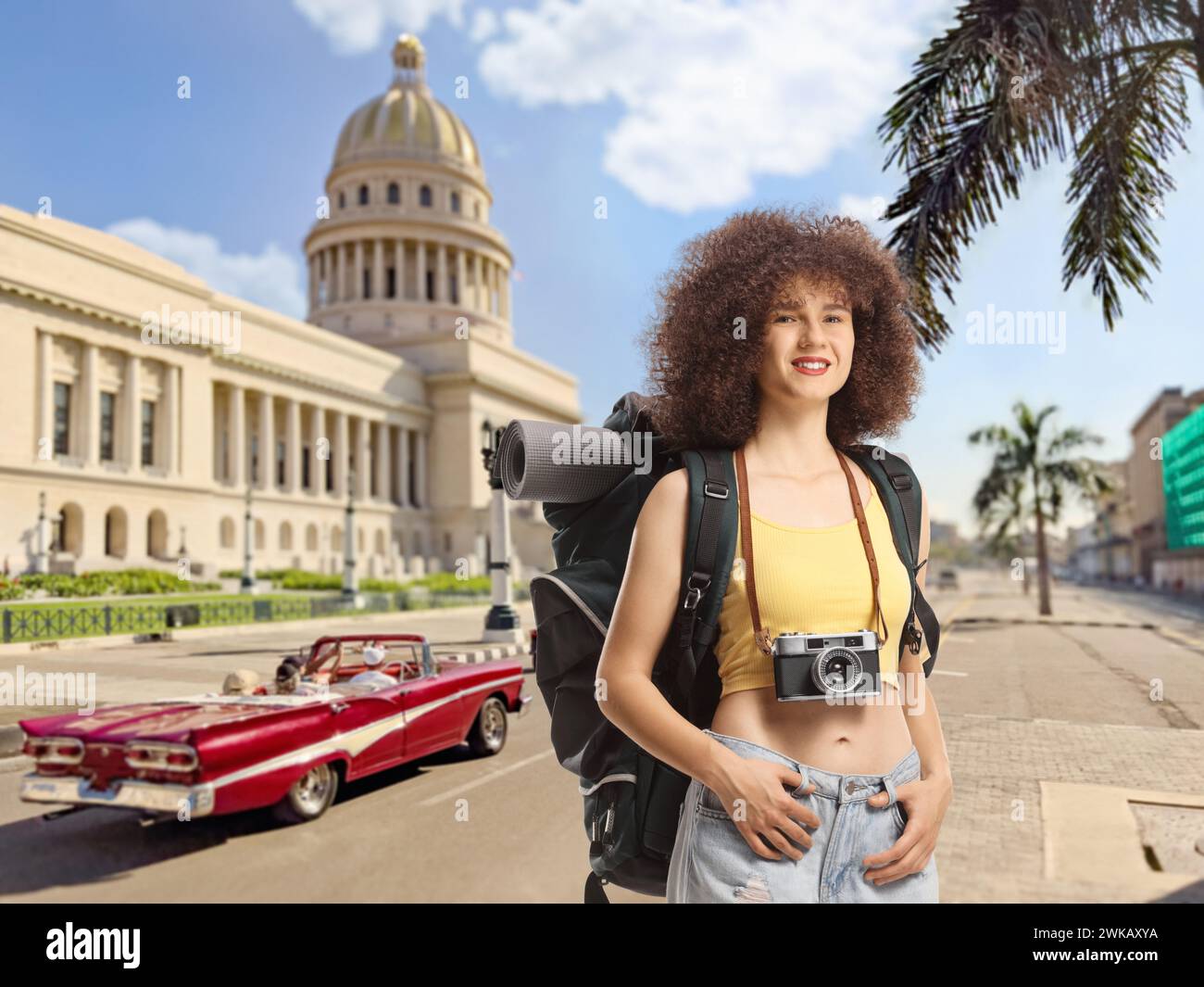Junge Reisende mit Rucksack und Kamera in Havanna, Kuba Stockfoto
