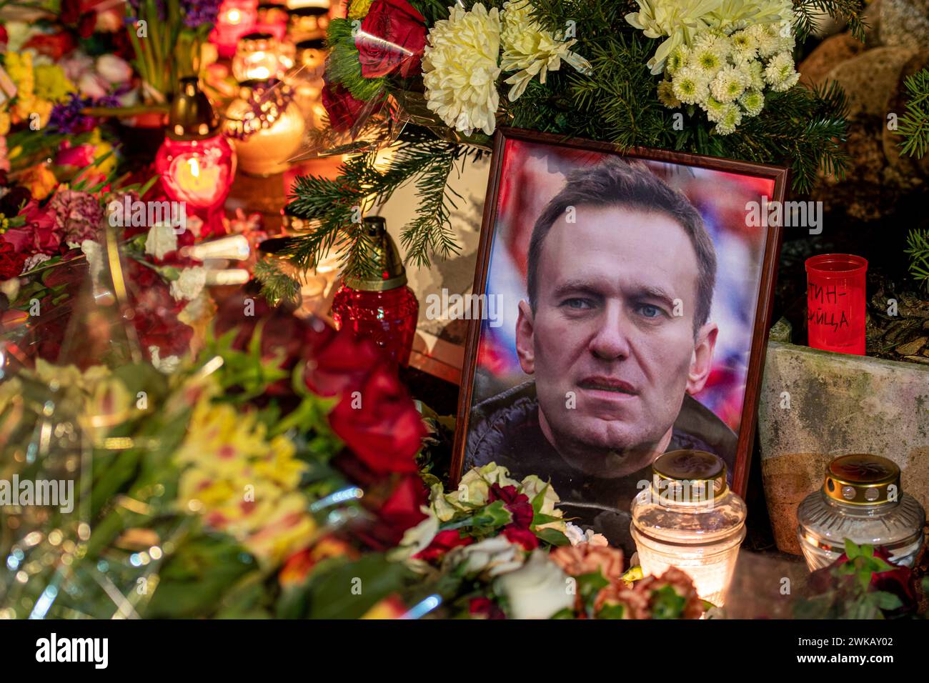 Blumen und Kerzen wurden zur spontanen Gedenkfeier für den russischen Oppositionsführer Alexej Nawalny gelegt, der in einer abgelegenen Strafkolonie in Kharp starb Stockfoto