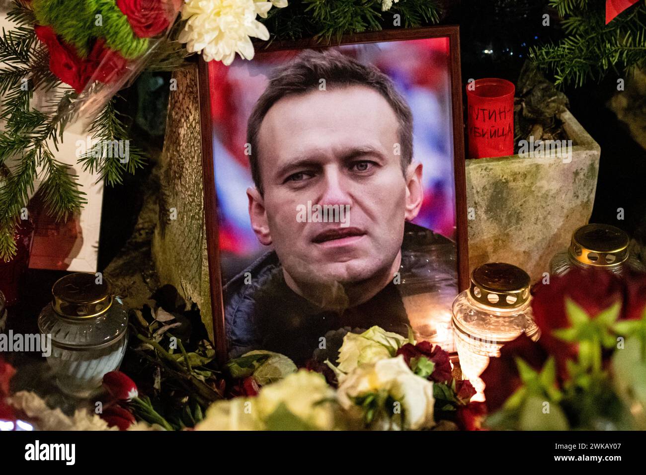 Blumen und Kerzen wurden zur spontanen Gedenkfeier für den russischen Oppositionsführer Alexej Nawalny gelegt, der in einer abgelegenen Strafkolonie in Kharp starb Stockfoto