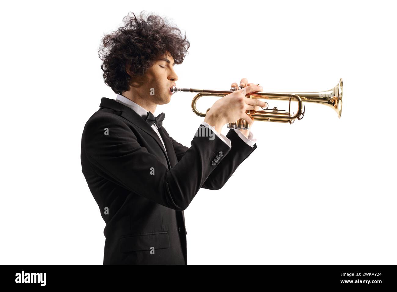 Profilaufnahme eines jungen Musikers, der eine Trompete spielt, isoliert auf weißem Hintergrund Stockfoto
