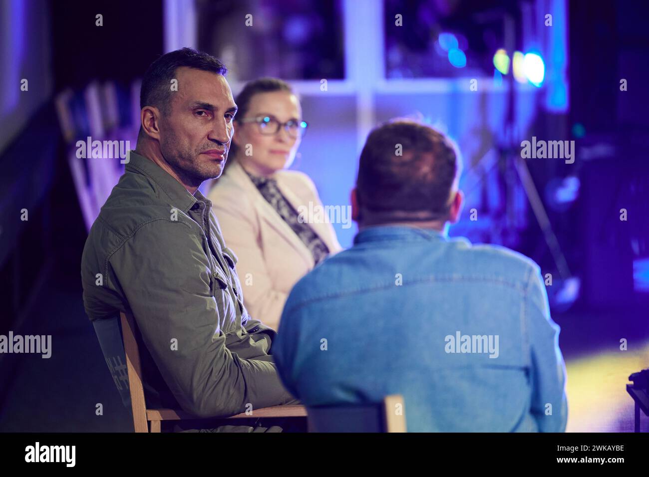 Berlin, Deutschland. Februar 2024. Der Journalist Paul Ronzheimer (l-r), der ehemalige Boxer Wladimir Klitschko und Tatjana Kiel, CEO Klitschko Ventures, nehmen an der Veranstaltung „Cafe Kiew 2024 - die Zukunft der Ukraine in Europa“ im Kolosseum in der Schönhauser Allee Teil. Die Konrad-Adenauer-Stiftung hat zur zweiten Ausgabe des 'Cafe Kiew' eingeladen. Die ganztägige Veranstaltung in Berlin konzentriert sich auf die europäische Zukunft der Ukraine. Quelle: Jörg Carstensen/dpa/Alamy Live News Stockfoto