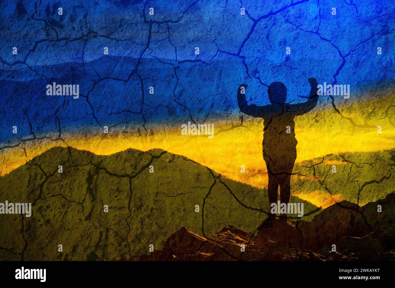 Silhouette einer starken Frau auf dem Berggipfel, die ihren Muskel beugt und Selbstvertrauen und Mut demonstriert. Stockfoto