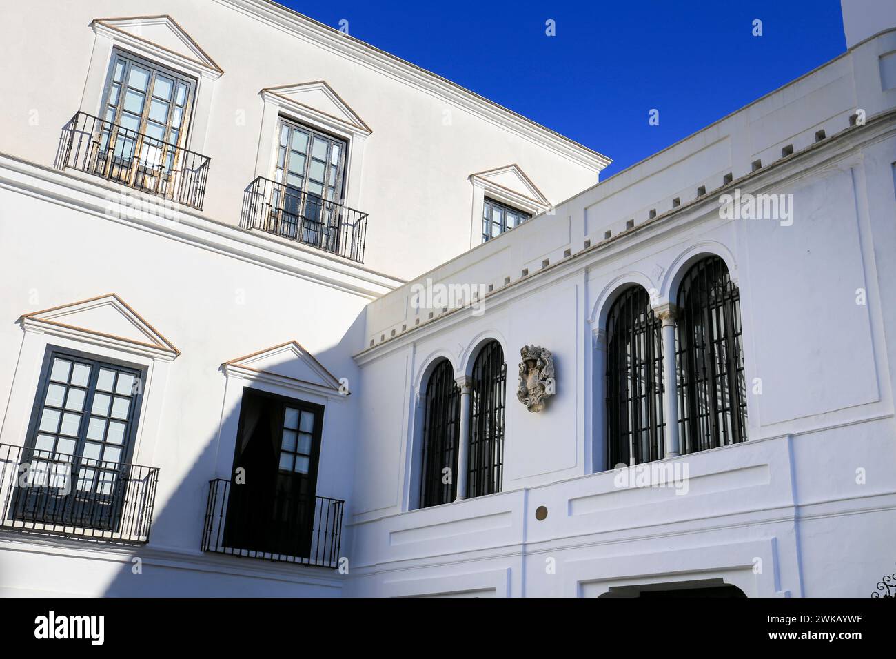 Sanlucar de Barrameda, Cadiz, Spanien - 10. Oktober 2023: Schöne weiß getünchte Fassade des Guzman Palace in Sanlucar de Barrameda Stockfoto