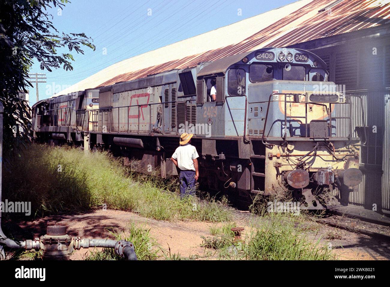 Eine Diesellokomotive der Queensland Railways am Bahnhof Townsville im Jahr 1989. Stockfoto