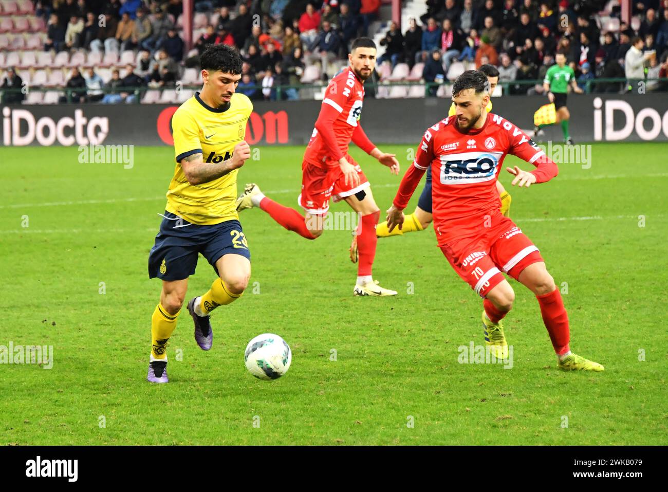 Kortrijk, Belgien, 18. Februar 2024. Cameron Puertas dribbelt mit dem Ball für Union, als Massimo Bruno (70) ihn für Kortrijk schließt. Joao Silva (44) schaut an. Aktion aus dem Spiel zwischen Kortrijk und Royale Union SG. UK. Foto: Paul Blake/Alamy Sports News Stockfoto