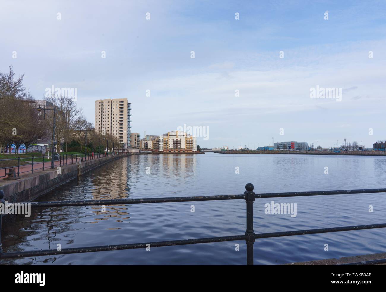 Blick auf die Waterfront, Cardiff Bay mit luxuriösen Apartments am Hafen Stockfoto