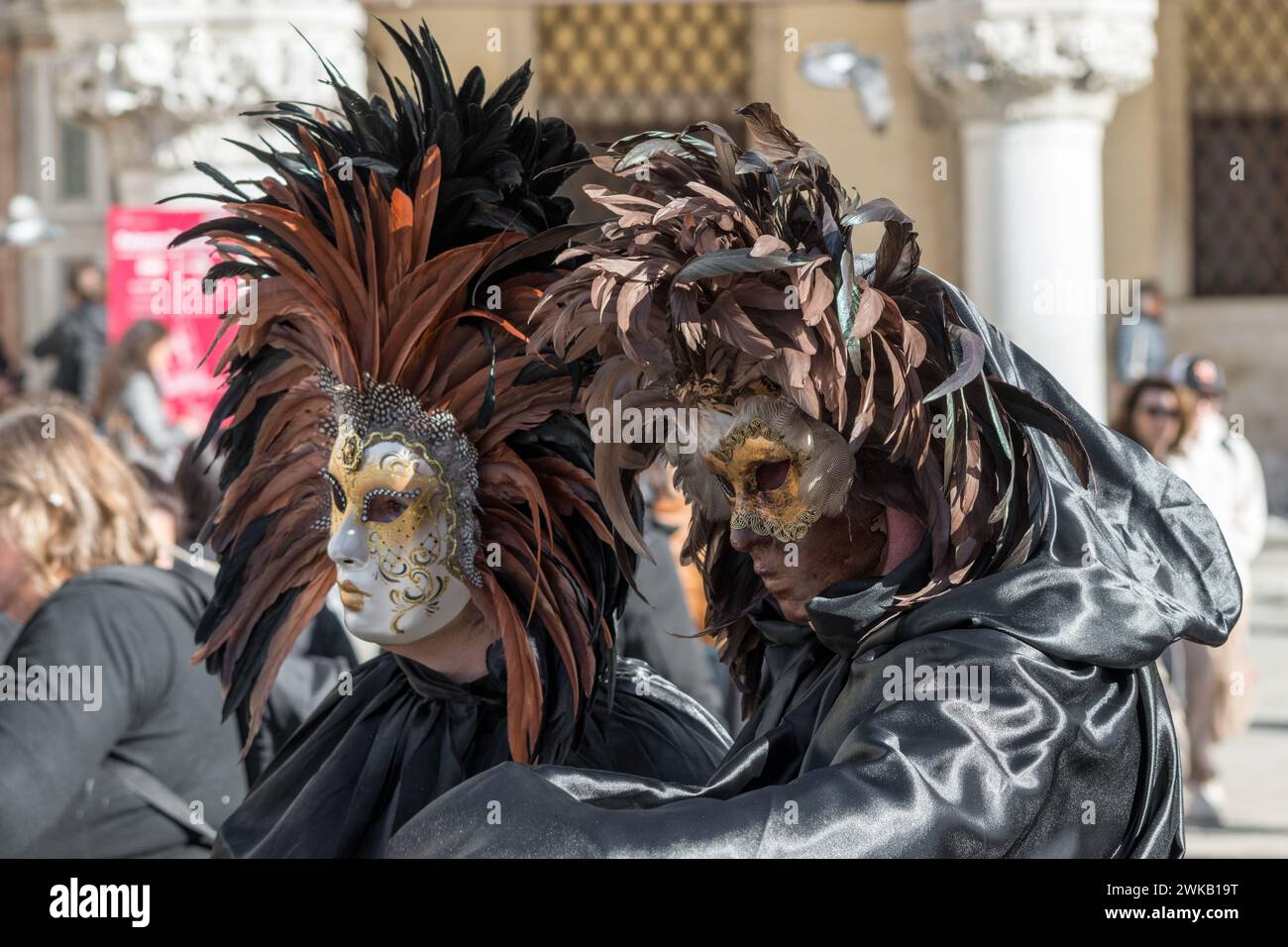 Venedig, Italien - 13. Februar 2024: Sonniger Tag beim Karneval von Venedig mit wunderschönen Masken. Traditionelle venezianische Pappmasken aus mâché, die von Handwerkern gebaut wurden Stockfoto