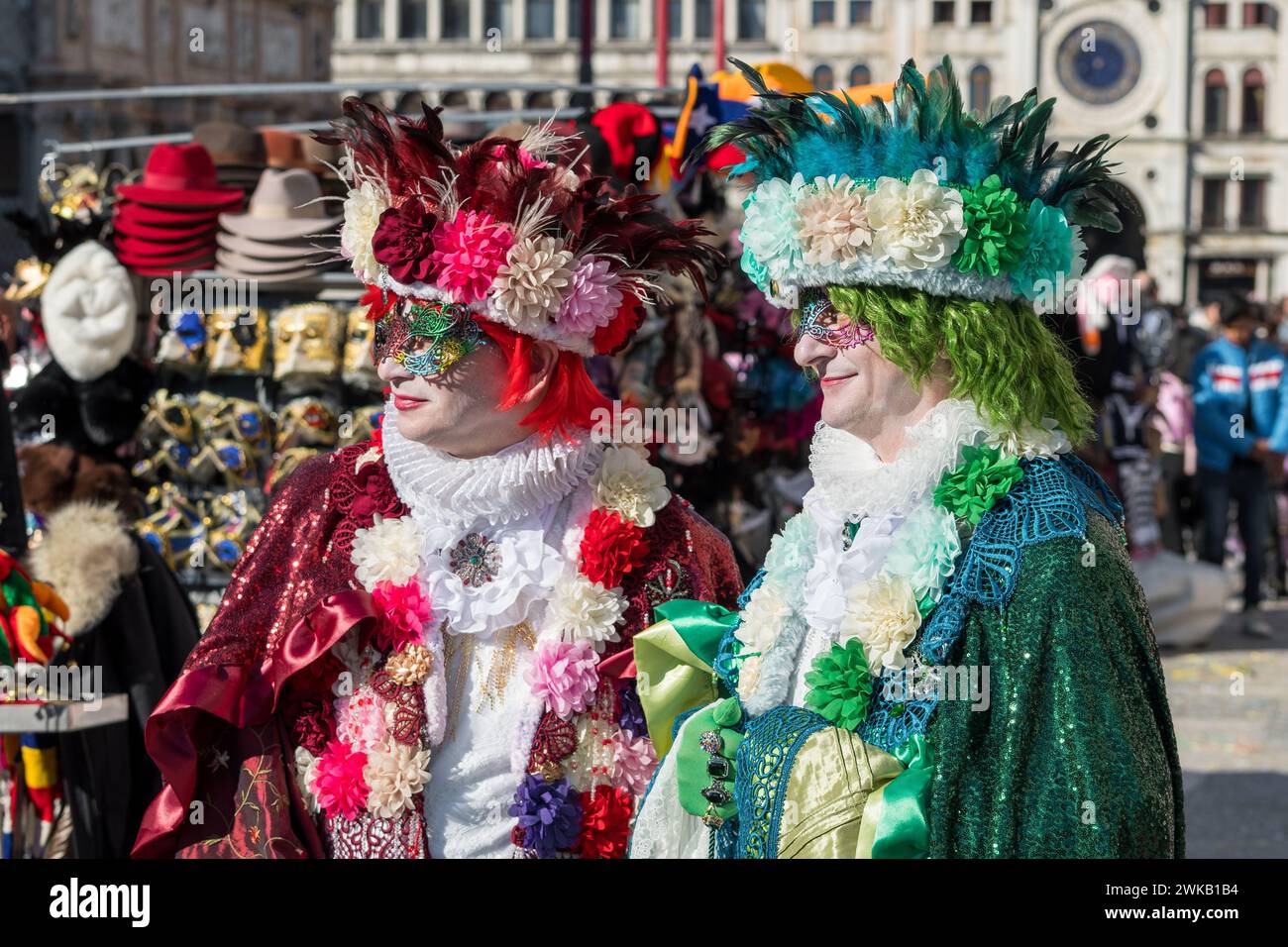 Venedig, Italien - 13. Februar 2024: Sonniger Tag beim Karneval von Venedig mit wunderschönen Masken. Traditionelle venezianische Pappmasken aus mâché, die von Handwerkern gebaut wurden Stockfoto