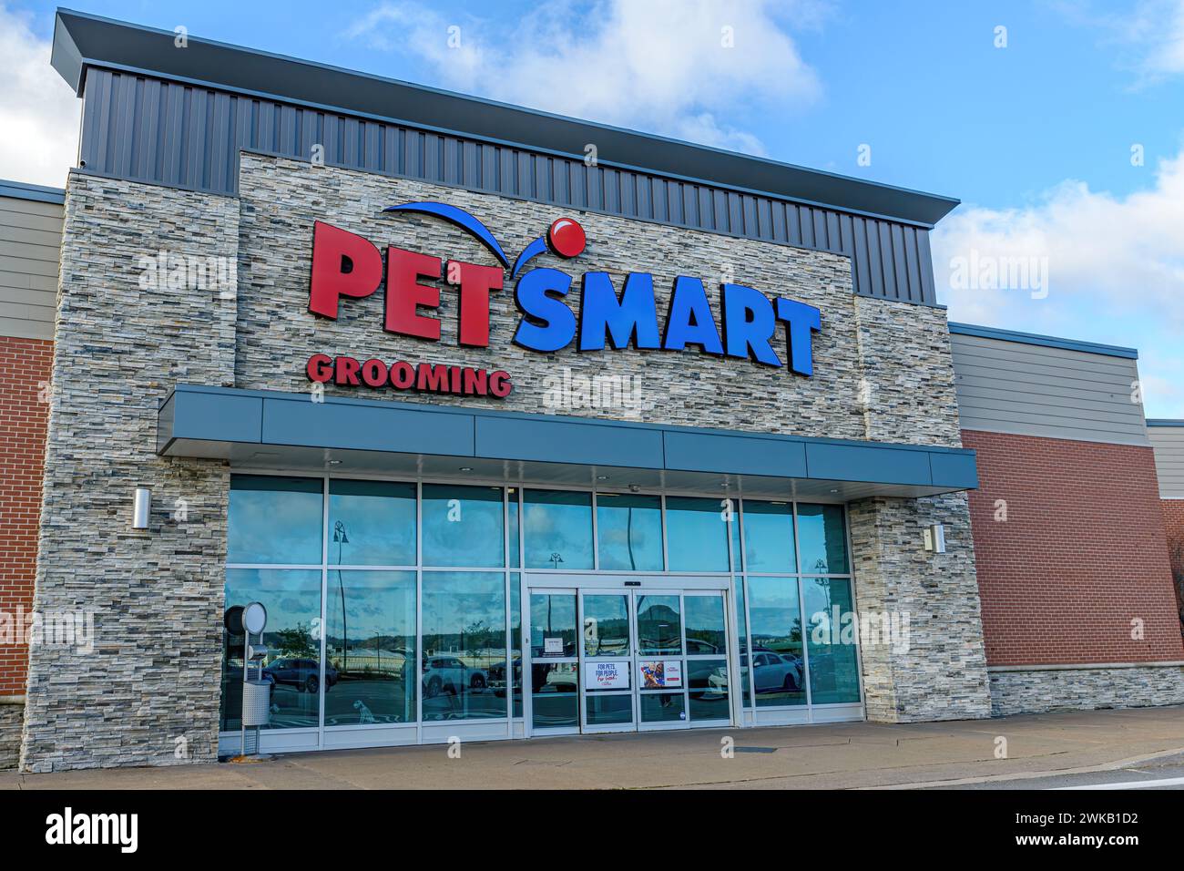 Saint John, NB, Kanada - 14.10.2023: Vorderseite eines PetSmart-Geschäfts. Der Himmel ist hellblau und teilweise bewölkt. Stockfoto