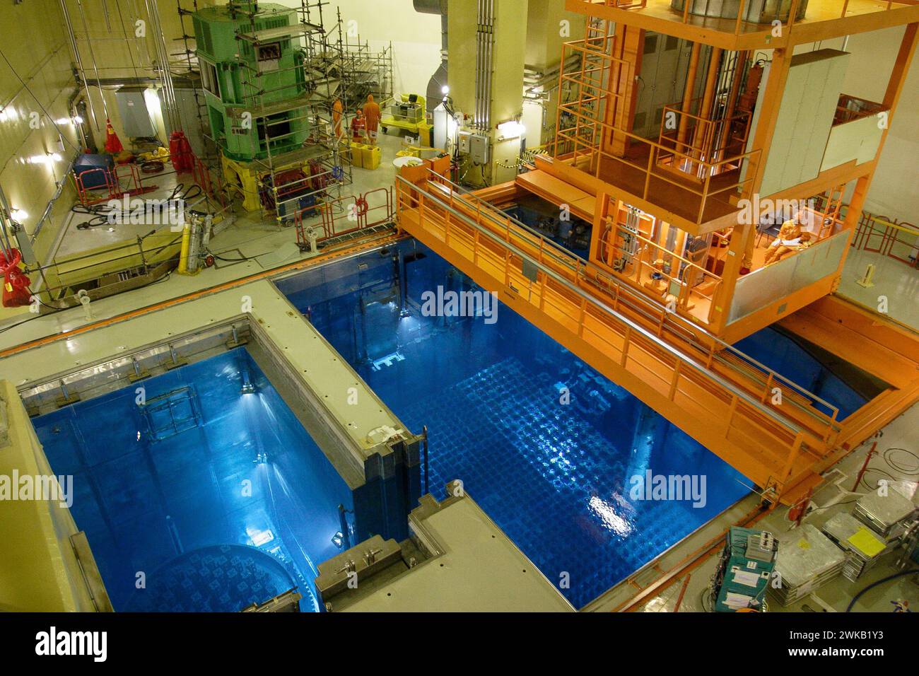 Im Kernkraftwerk Angra II befindet sich der Brennstoffpool des Kernkraftwerks Central Nuclear Almirante Álvaro Alberto Complex in Angra dos Reis im brasilianischen Bundesstaat Rio de Janeiro. Alle 12 bis 24 Monate werden etwa 25 bis 33 % der Brennstoffbaugruppen eines Reaktors in diesen tiefen, mit Wasser gefüllten Pool geleitet, in dem durch kontinuierliche Kühlung und Strahlungsabschirmung die intensiv heißen, radioaktiven Stäbe vor der weiteren Handhabung oder Lagerung sicher zerfallen können. Stockfoto