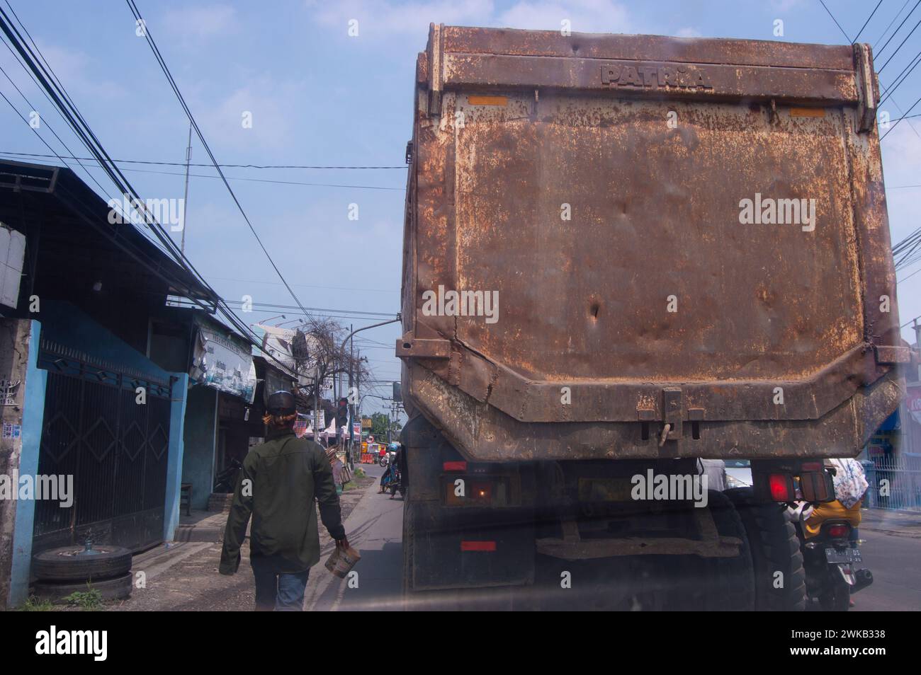 Blick auf die Straße mit einem großen Lkw davor Stockfoto