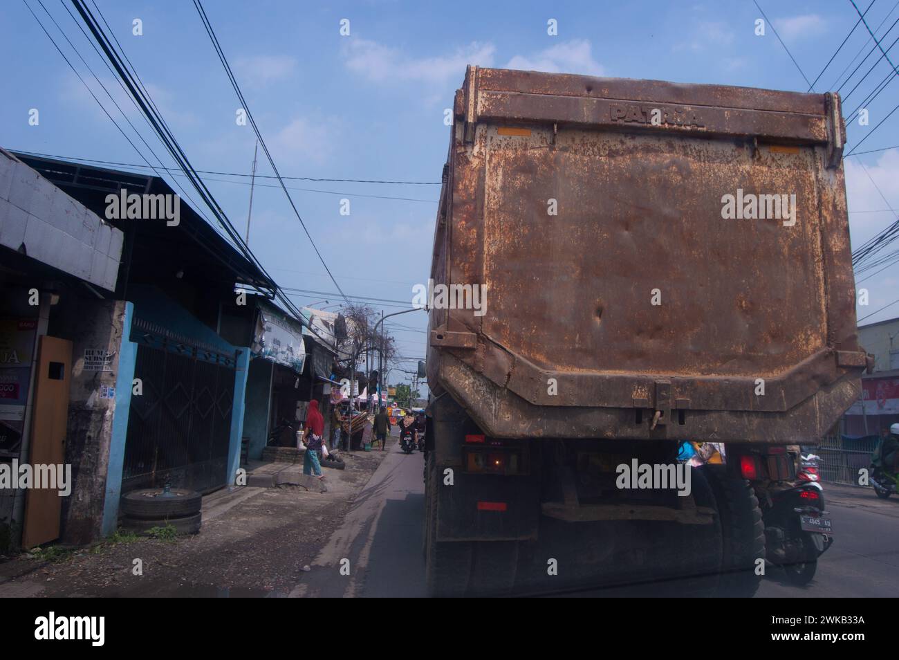 Blick auf die Straße mit einem großen Lkw davor Stockfoto