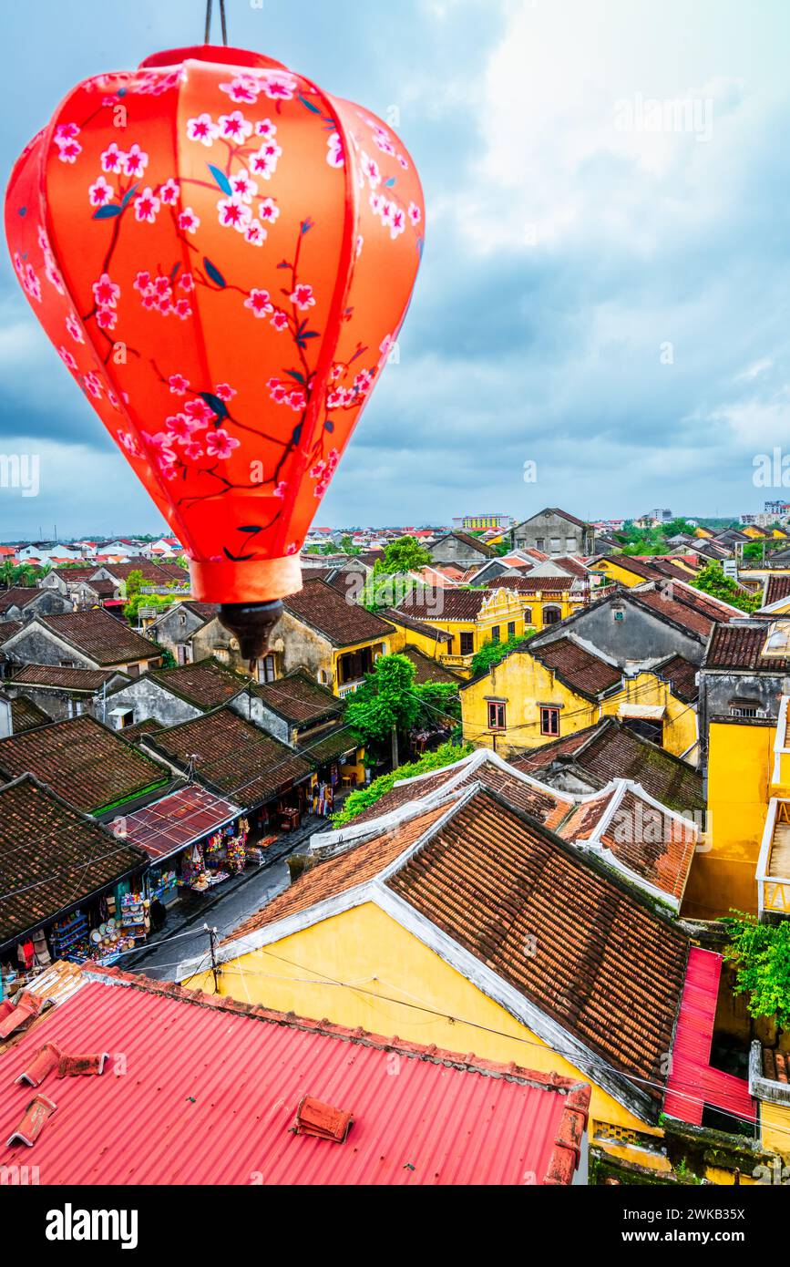Blick auf den zentralen Teil der historischen Stadt Hoi an von einem Dach Stockfoto Blick auf den zentralen Teil der historischen Stadt Hoi an von einem Dach Stockfoto