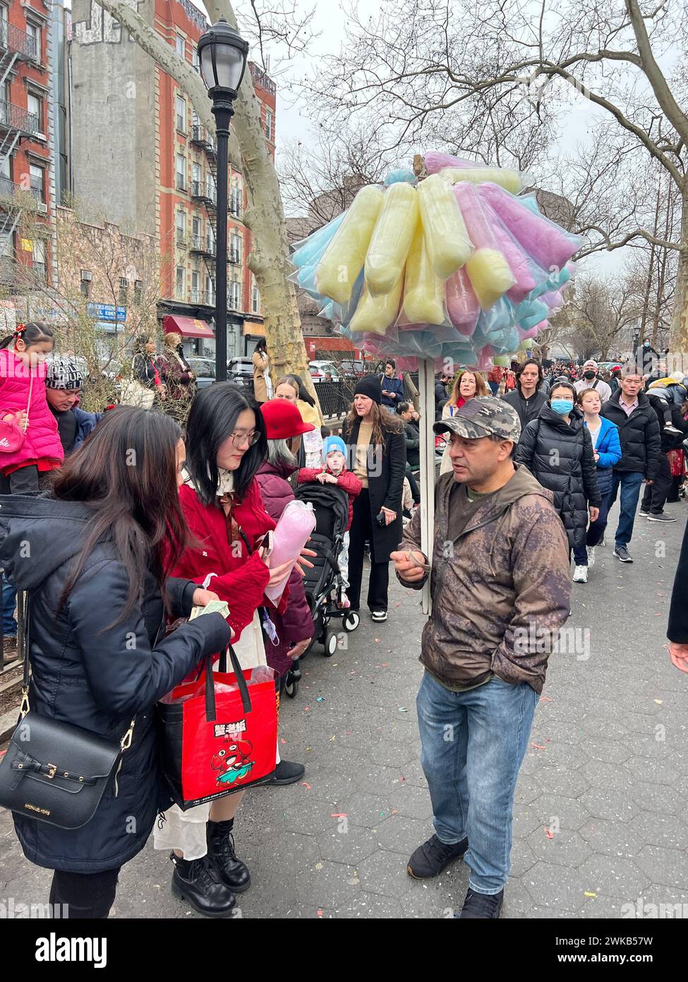 Verkäufer, der Zuckerwatte bei der Firecracker-Zeremonie am Neujahrsfest in Chinatown, New York City verkauft. Stockfoto