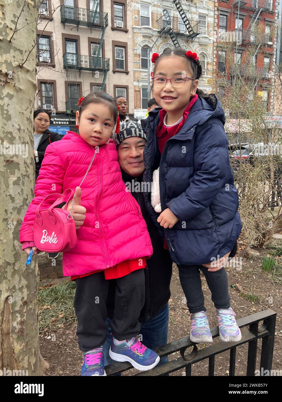 Im Sara D. Roosevelt Park in New York City genießen die Menschen das Lunar New Year of the Dragon 2024. Stockfoto