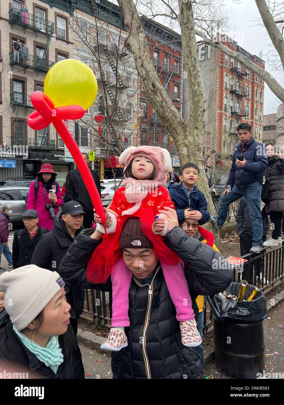 Im Sara D. Roosevelt Park in New York City genießen die Menschen das Lunar New Year of the Dragon 2024. Stockfoto