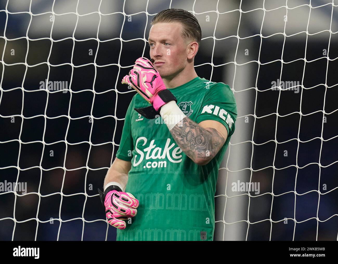 Liverpool, Großbritannien. Februar 2024. Jordan Pickford aus Everton macht sich über die Nase, nachdem er während des Premier League-Spiels im Goodison Park in Liverpool an seinen riechenden Lamellen geschnüffelt hat. Der Bildnachweis sollte lauten: Andrew Yates/Sportimage Credit: Sportimage Ltd/Alamy Live News Stockfoto