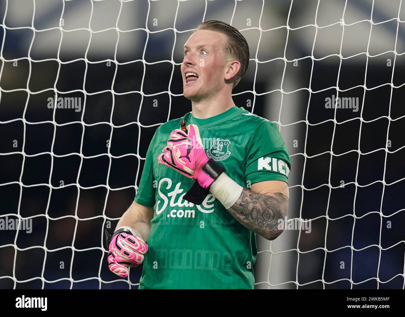 Liverpool, Großbritannien. Februar 2024. Jordan Pickford aus Everton macht sich über die Nase, nachdem er während des Premier League-Spiels im Goodison Park in Liverpool an seinen riechenden Lamellen geschnüffelt hat. Der Bildnachweis sollte lauten: Andrew Yates/Sportimage Credit: Sportimage Ltd/Alamy Live News Stockfoto