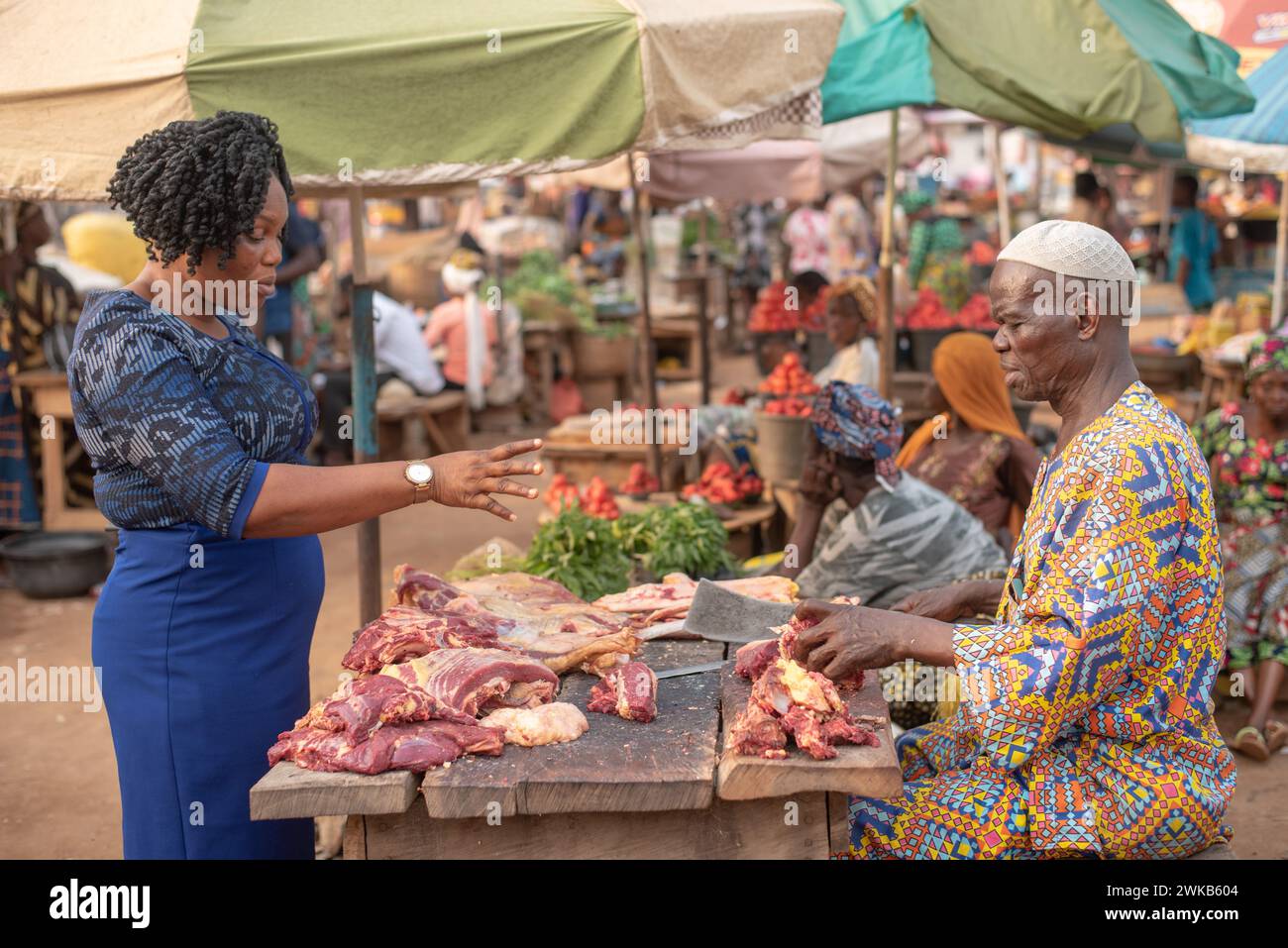 Eine Frau verhandelt am Montag, 19. Februar 2023, im Bodija Market, Oyo, Rindfleisch zu kaufen. Die Bewohner protestieren gegen Härte und höhere Kosten Stockfoto