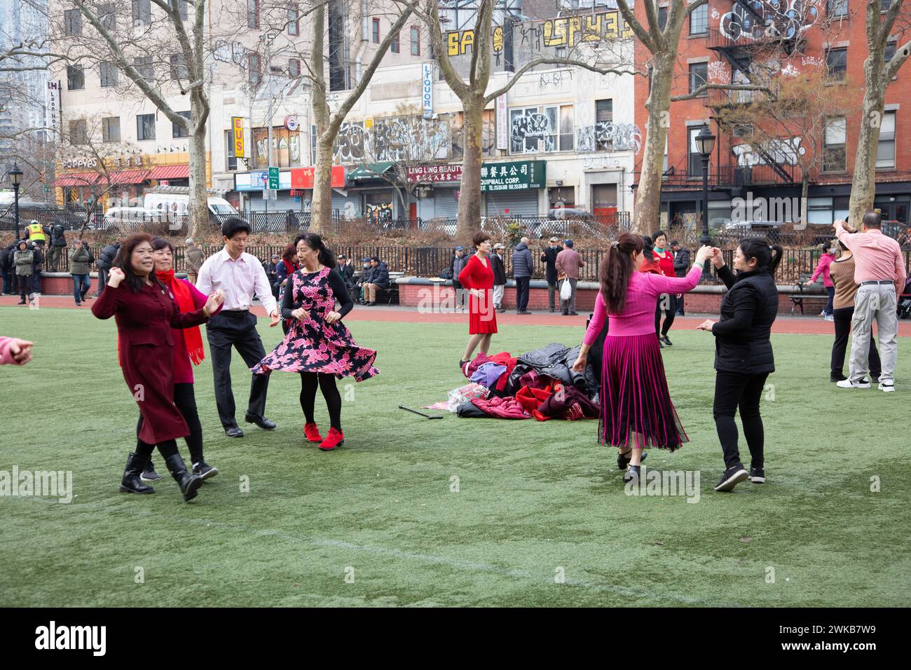 Chinesische Paare tanzen im Sara D. Roosevelt Park, wo sie im Jahr des Drachens am chinesischen Neujahrsfest in New York City willkommen heißen Stockfoto