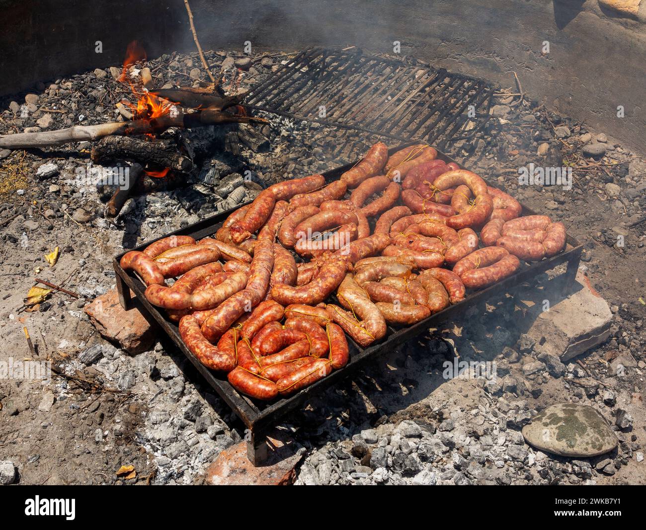 Parrilla mit Würstchen, das argentinische Volk liebt Grills Stockfoto