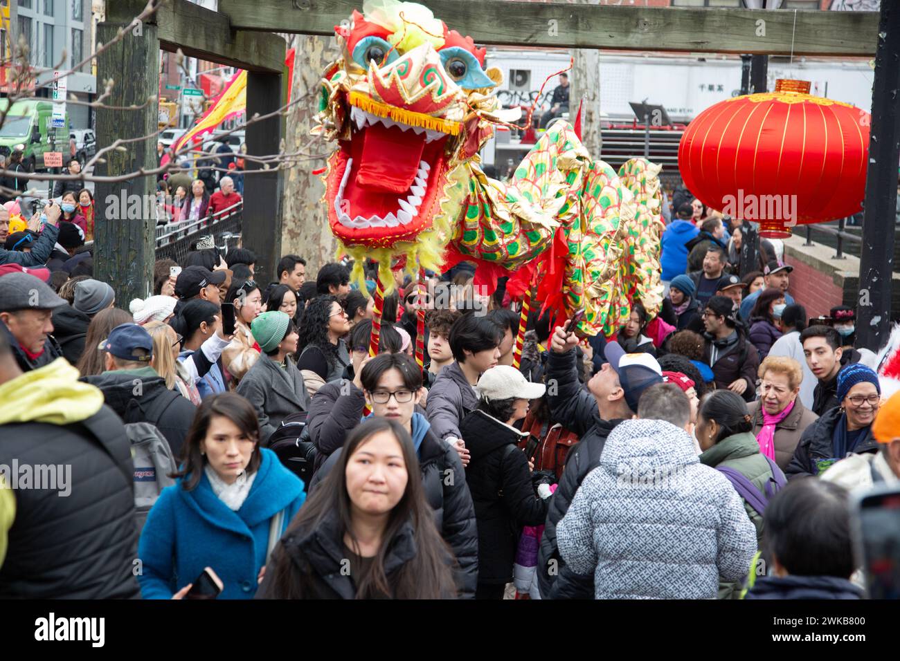 Chinesen und andere New Yorker feiern das chinesische Neujahr im Sara D. Roosevelt Park während der Feuerwerkskörper-Zeremonie im Jahr des Drachen Stockfoto