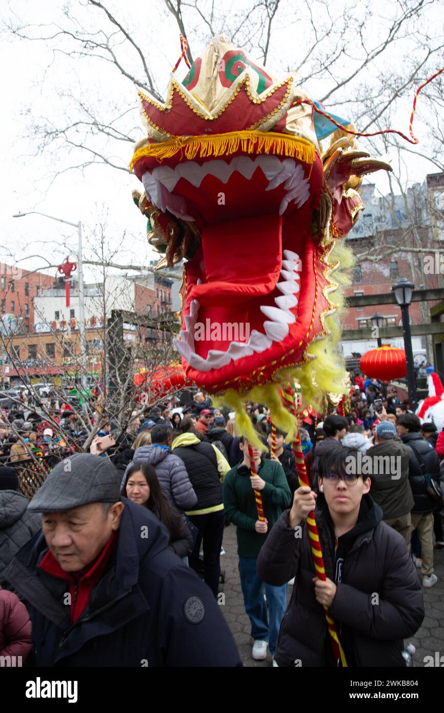 Chinesen und andere New Yorker feiern das chinesische Neujahr im Sara D. Roosevelt Park während der Feuerwerkskörper-Zeremonie im Jahr des Drachen Stockfoto