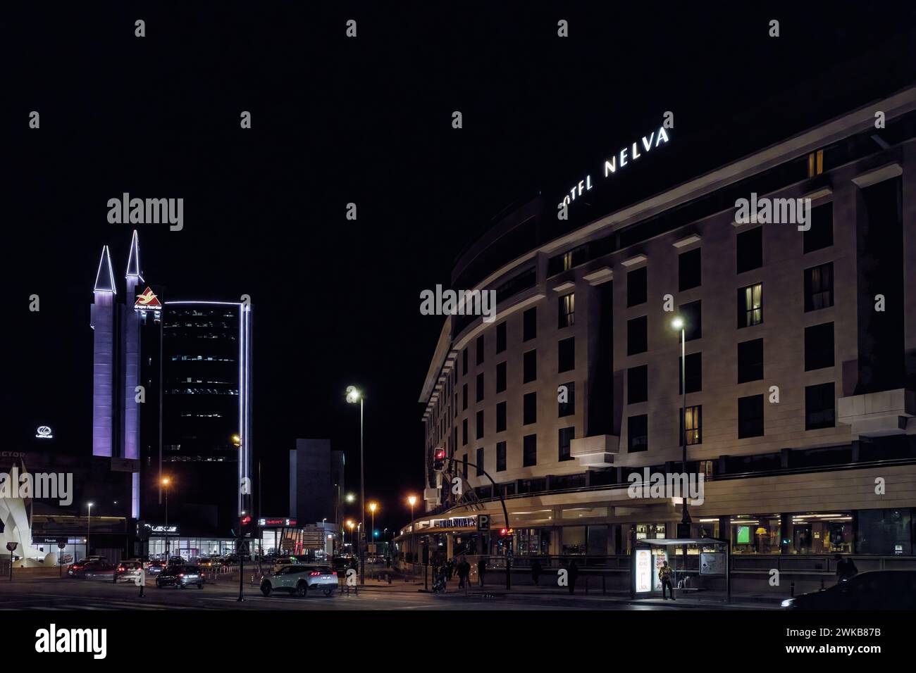 Nächtlicher Blick auf die beleuchteten Fassaden des Hotels Nerva und des Occidental Murcia Agalia Hotels in der Region Murcia, Spanien, Europa. Stockfoto