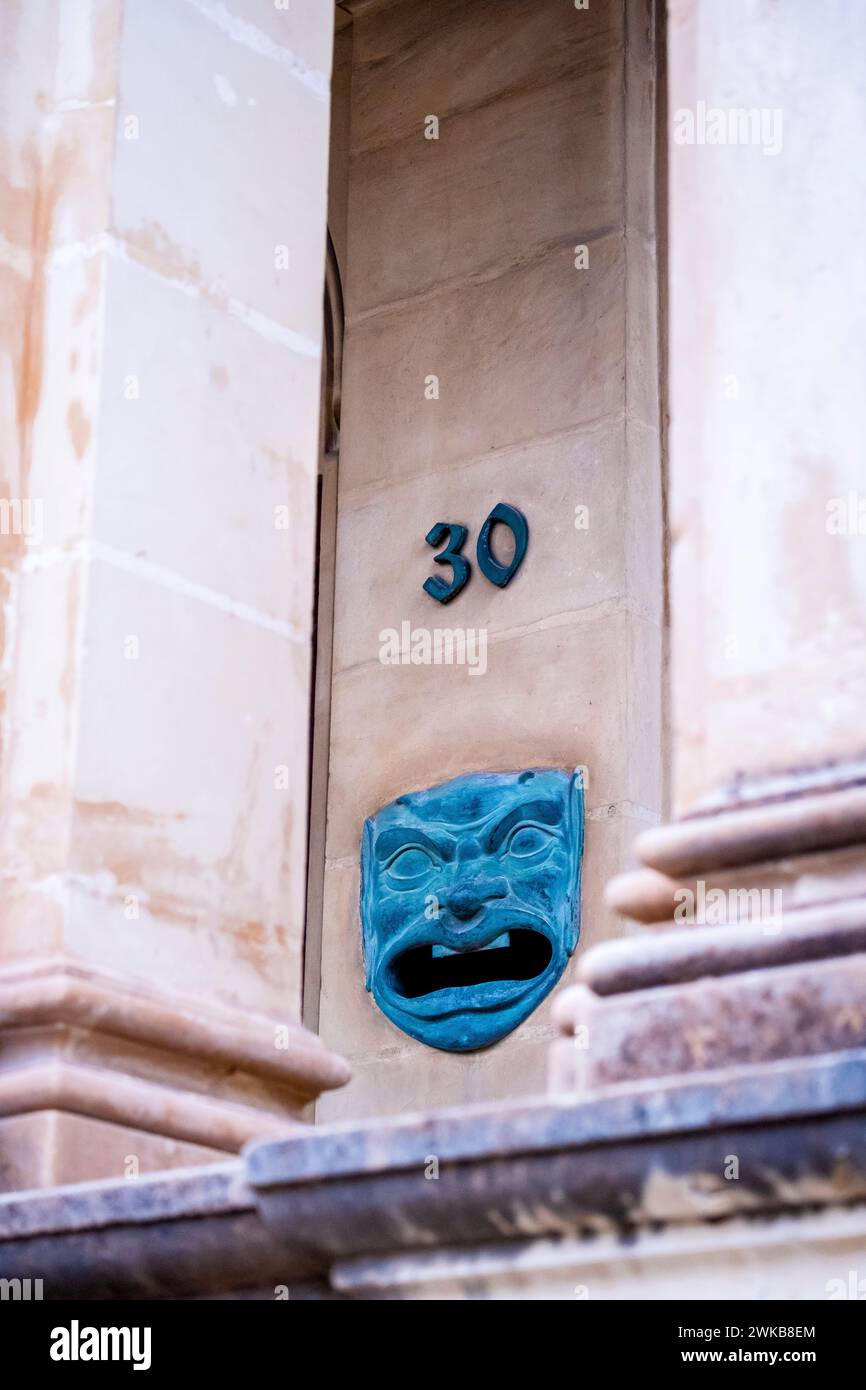 Ein skurriler Briefkasten in einer Nachbarschaft in Malta Stockfoto