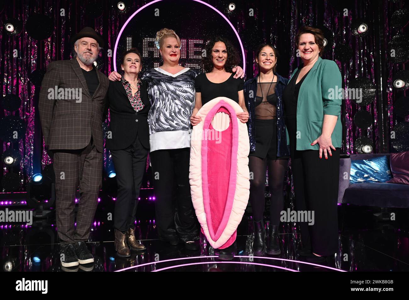 Gittarist William Mackenzie vonTessi Tausendschön, l-r, Daphne Deluxe, Antonia Stabinger, Negah Amiri und Magda Leeb zu Gast bei Ladies Night, 1/2024, der einzigen Comedy- und Kabarettshow mit rein weiblicher Besetzung im deutschsprachigen Fernsehen. Sendetermin 2. 2024. März 23,40 - 00,25 Uhr das erste *** Gittarist William Mackenzie vonTessi Tausendschön, l r, Daphne Deluxe, Antonia Stabinger, Negah Amiri und Magda Leeb als Gäste auf Ladies Night, 1 2024, der einzigen Comedy- und Kabarettshow mit einer rein weiblichen Besetzung im deutschsprachigen Fernsehen Sendedatum 2. März 2024, 23 40 00 25 Uhr Das Er Stockfoto