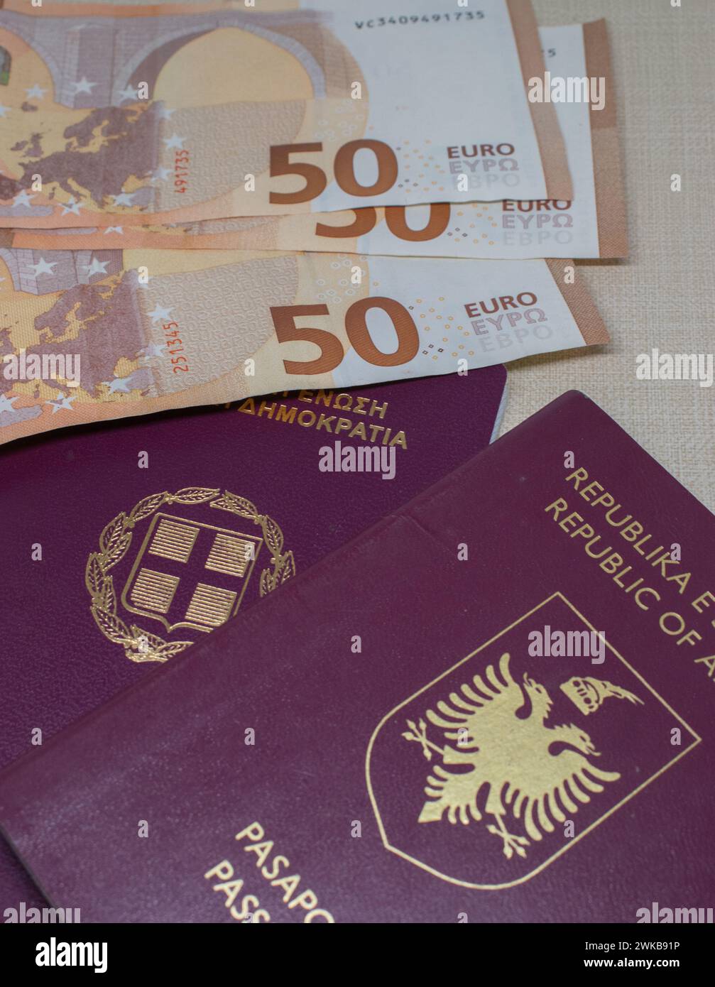 Griechische albanische Pässe mit etwas Bargeld. Reisekonzept. 50 Euro. Stockfoto