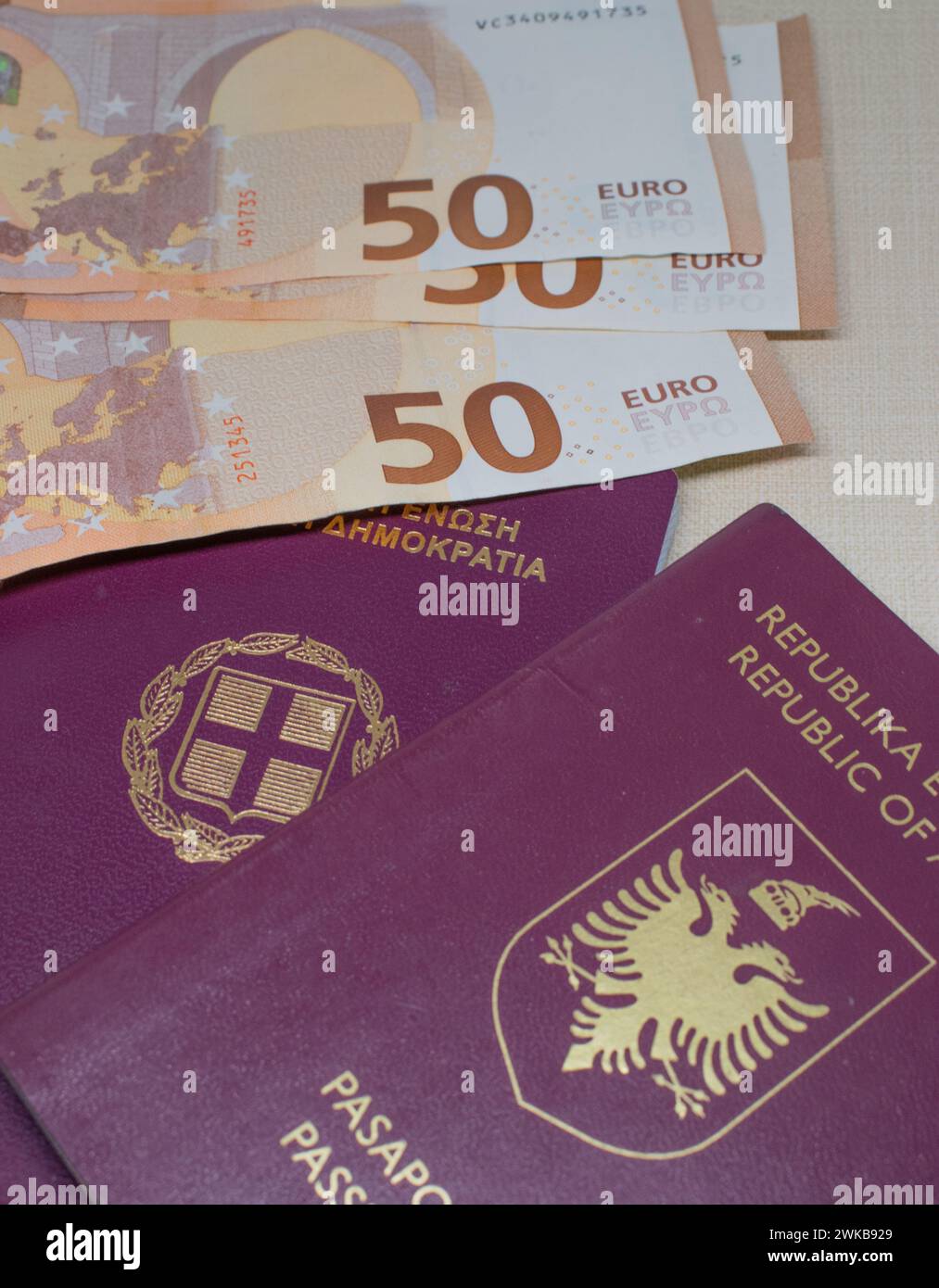 Griechische albanische Pässe mit etwas Bargeld. Reisekonzept. 50 Euro. Stockfoto