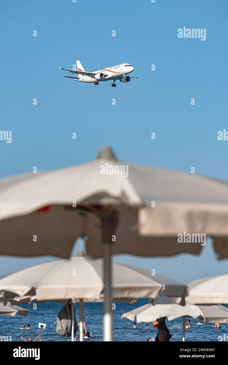 Larnaca, Zypern - 17. September 2022: Airbus von TUs Airlines landet über Mackenzie Beach Stockfoto