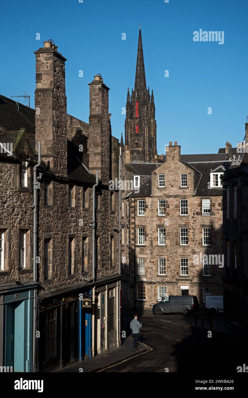 Die Aussicht auf die Candlemaker Row an einem hellen, sonnigen Morgen in Edinburghs Altstadt. Stockfoto