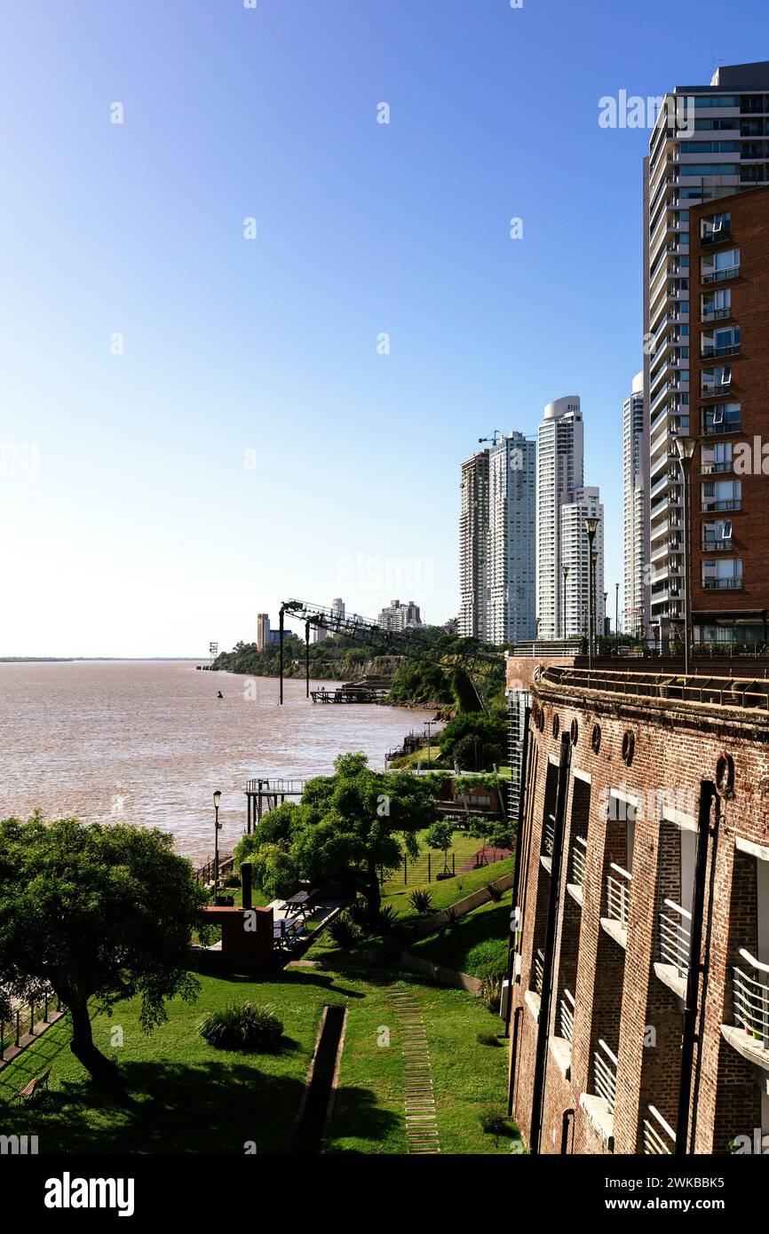 Puerto Norte Viertel. Rosario, Argentinien. Blick auf alte Laderampen im nördlichen Hafen mit modernen Gebäuden und Wolkenkratzern, neben dem Parana R Stockfoto