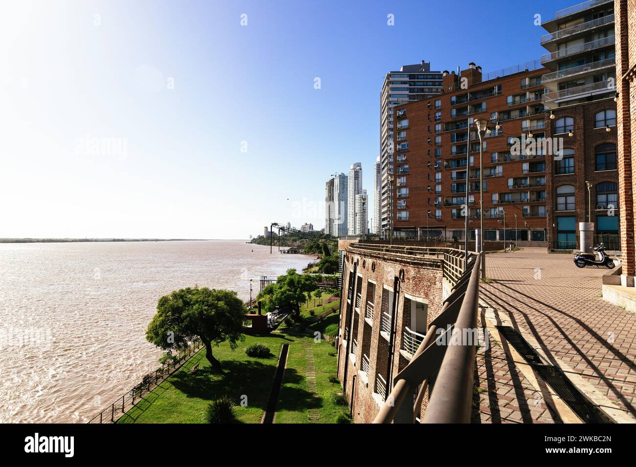 Puerto Norte Viertel. Rosario, Argentinien. Blick auf alte Laderampen im nördlichen Hafen mit modernen Gebäuden und Wolkenkratzern, neben dem Parana R Stockfoto