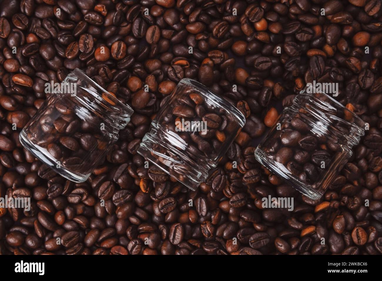 Kaffeebohnen-Textur oder Hintergrund für Kaffeebohnen. Braun geröstete Kaffeebohnen. Nahaufnahme von Kaffeebohnen. Viele Kaffeebohnen. Kaffeebohnen können verwendet werden Stockfoto